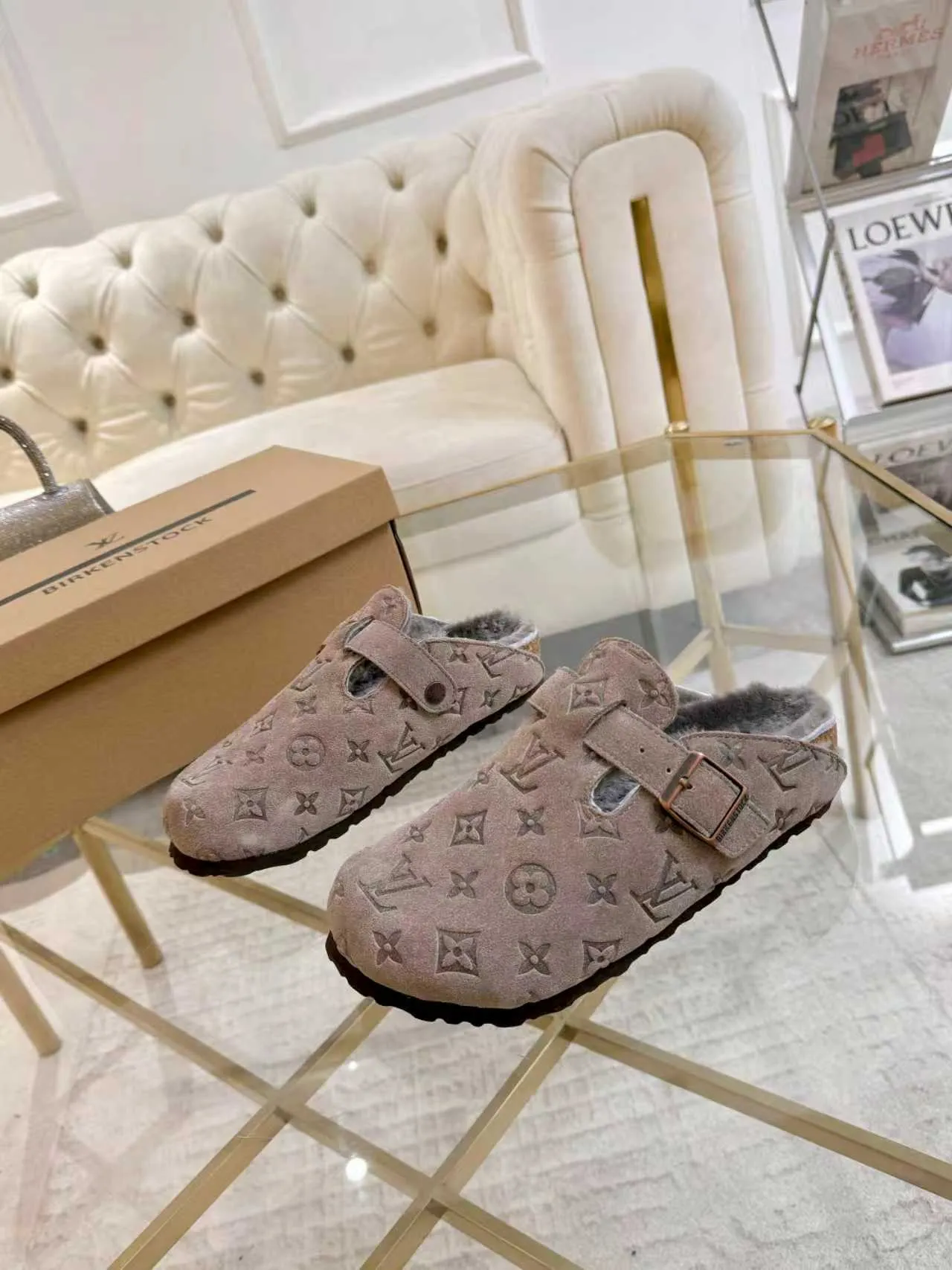 p600 ✨ LV wool slippers for couples｜Even the toes exude a sense of luxury ✨ We have achieved the ultimate restoration of the "high version" of this pair of LV classic Birkenstock slippers, with the mark of luxury in every detail. 👫 ▫️ Original jacquard with delicate cowhide leather, retro texture is at your fingertips; ▫️ 100% pure wool lining, wearing barefoot is like stepping on clouds, skin-friendly, breathable and not sweaty; ▫️ Three-dimensional toe cap + non-slip rubber sole, safe and secure when walking in the wind.  The belt buckle and presbyopia elements are embellished, revealing the aura of a big-name brand in a low-key manner. Whether it is on a date or out on the street, every step is like walking in the middle of a show.  Pair it with jeans for a lazy and casual look; with a coat and skirt, it will look elegant. With one pair of shoes, you can easily switch between multiple styles, and you never have to be deliberate about the sense of luxury.  #LVcouples #high-endwear #lightluxurylife #quality recommendation Fabric: classic presbyopia/imported sheepskin/classic jacquard fabric Lining: imported wool lining Sole: original rubber sole Size: Female 35-41 Male 38-46
